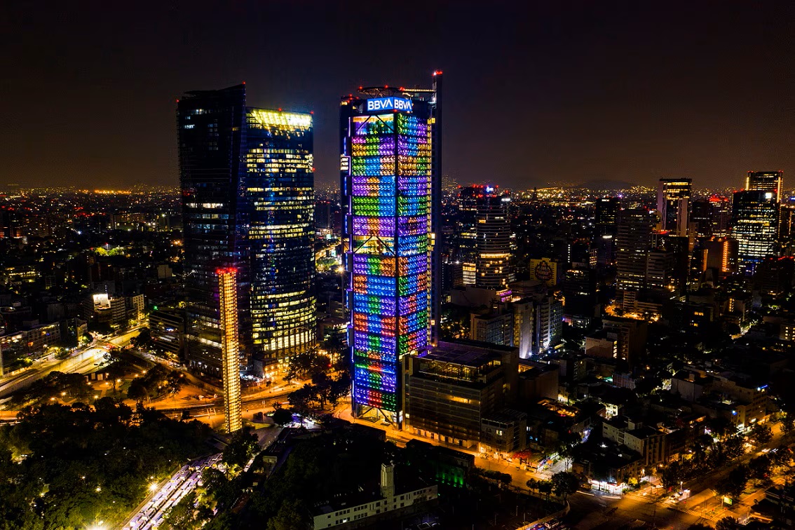 La Torre BBVA Bancomer con luces de colores